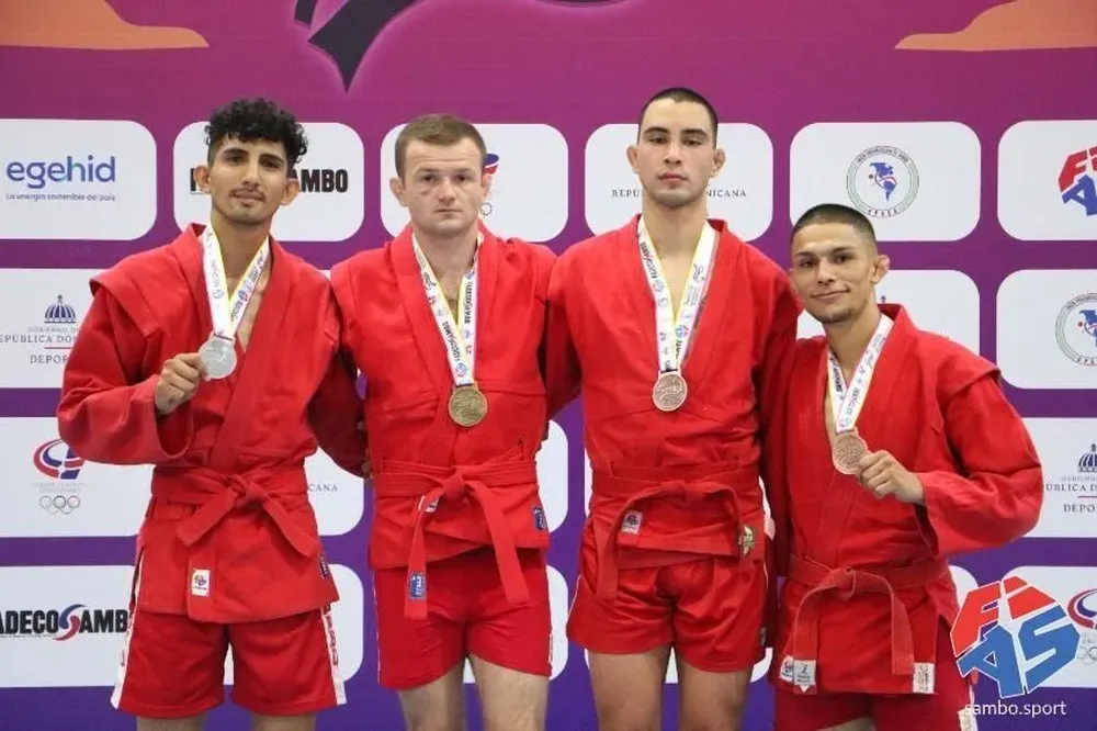 Bruno Vilanova, tercero desde la izquierda, en el podio