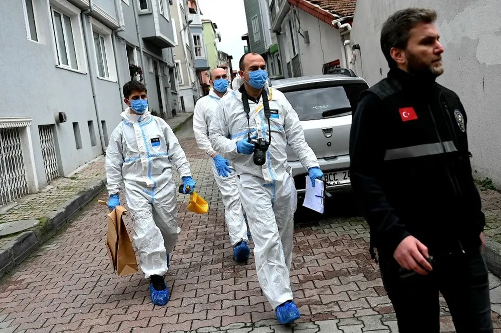 Miembros de la Policía científica turca trabajan en las inmediaciones de la iglesia atacada este domingo.