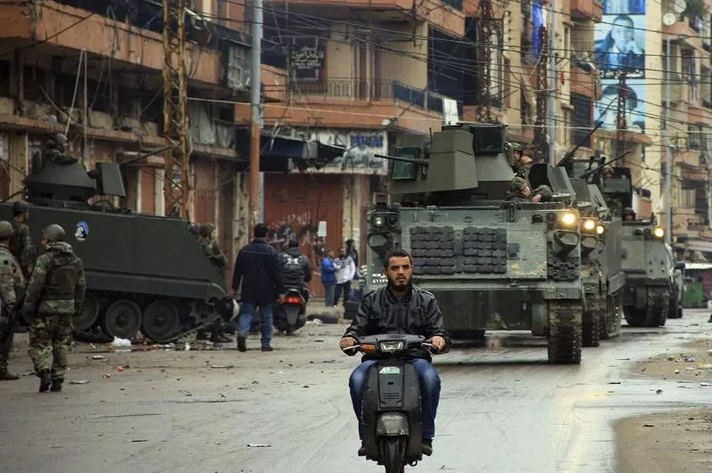 Líbano- Soldados libaneses patrullan con tanques por las calles de Trípoli, en el norte del Líbano