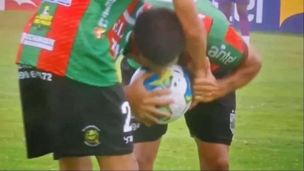 La disputa por la pelota de dos jugadores de Rampla Juniors