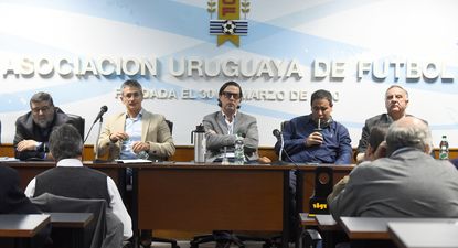 Derechos de TV del fútbol uruguayo: la AUF no firma el contrato con Tenfield sin las condiciones de casteo y compra de streaming y cable; ya manejan fórmulas alternativas