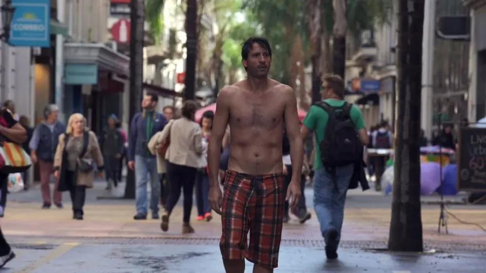 Alfonso Tort, en una de las escenas de Las olas