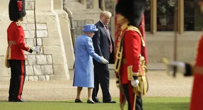 Como puede verse en la foto, Trump caminó por delante de la reina Isabel