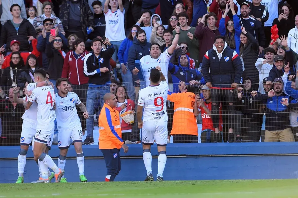 Suárez festeja el gol a Peñarol