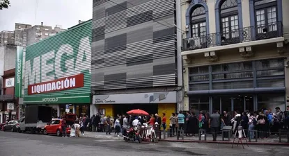 La larga cola de Motociclo por liquidación de mercadería con descuentos