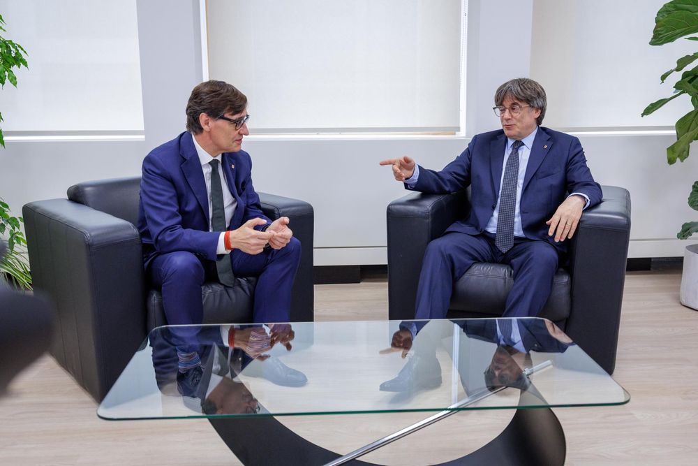 Salvador Illa recibe a Carles Puigdemont en la delegación de cataluña en Bruselas. EFE