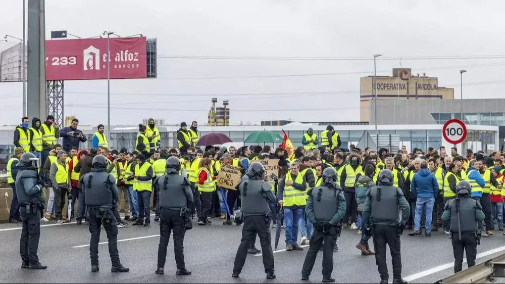 Agricultores burgaleses cortan la A1 en la entrada de Burgos capital este viernes, cuarto día consecutivo de protesta de los agricultores en toda España