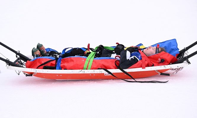 El neozelandés Finley Melville Ives fue evacuado por el cuerpo médico el el esquí freestyle de los Juegos Olímpicos de Invierno de Milano-Cortina 2026