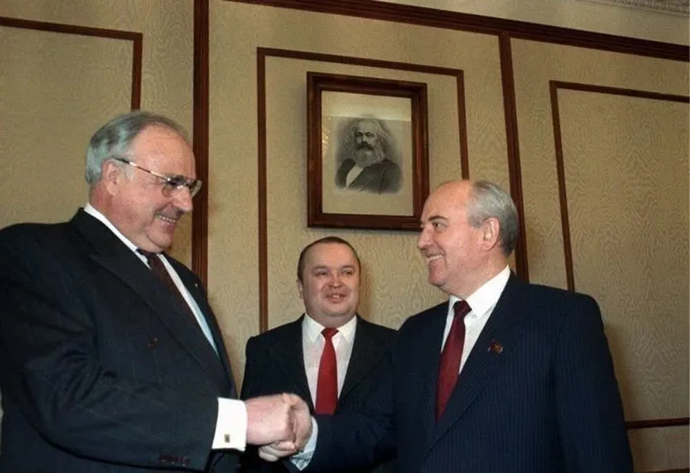 Reunión de 1990 en Moscú entre Helmut Kohl y Mijail Gorbachov, donde se logró la unificación alemana en la OTAN.