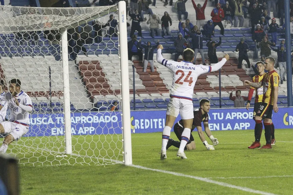Barcia, atrapado en la red, celebra el gol marcado ante Progreso