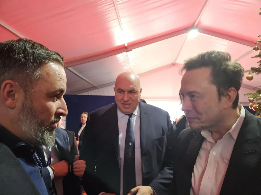 Santiago Abascal conversa con Elon Musk en el marco evento anual de Hermanos de Italia.
