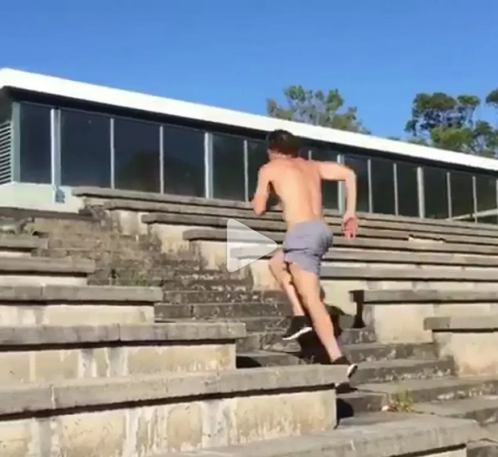 Diego Forlán en las escaleras