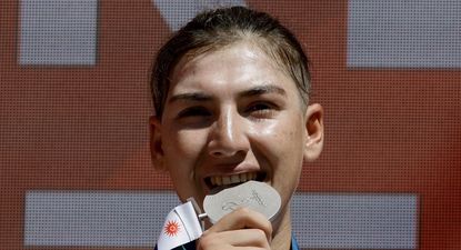 La ciclista afgana Fariba Hashimi