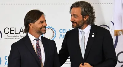 El canciller argentino Santiago Cafiero recibe al presidente uruguayo uis Lacalle Pou en la cumbre de la Celac