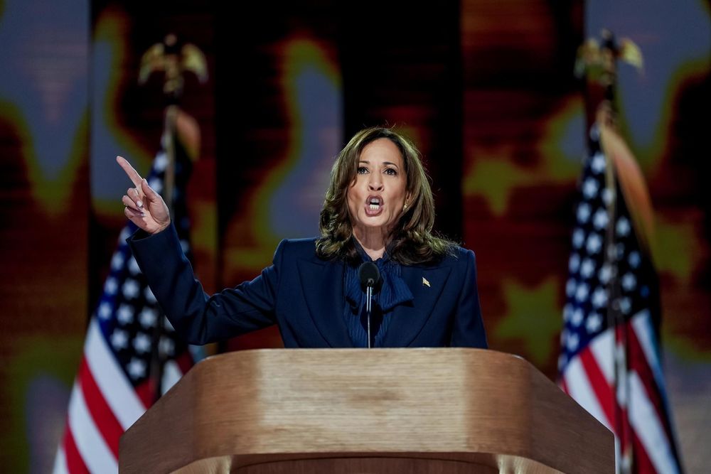 Kamala Harris al hablar ante la Convención Demócrata en Chicago