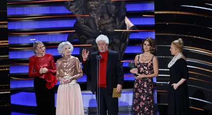 as actrices Antonia San Juan (i), Marisa Paredes (2i), Penélope Cruz (2d) y Cecilia Roth y el realizador Pedro Almodovar, durante la ceremonia de entrega de la 38 edición de los Premios Goya celebrada este sábado en Valladolid.