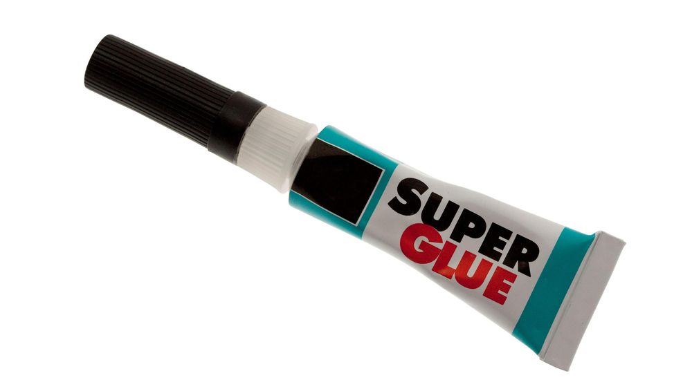 Sirvió para pegar mucho más que la vajilla.