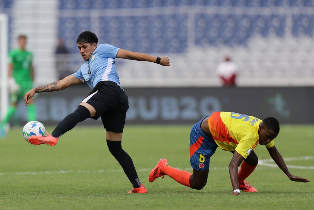 Esteban Crucci de Uruguay disputa un balón con Alejandro Ararat de Colombia por el Campeonato Sudamericano sub 20