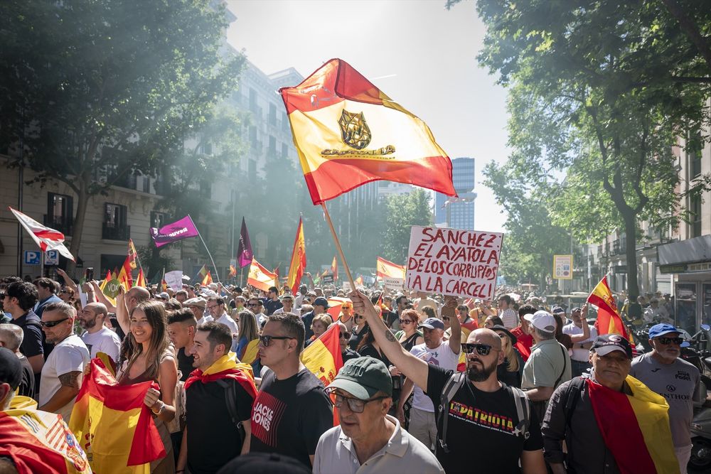 Miles de personas marchan en Madrid pidiendo la dimisión de Pedro Sánchez por el escándalo de Rodríguez Zapatero.