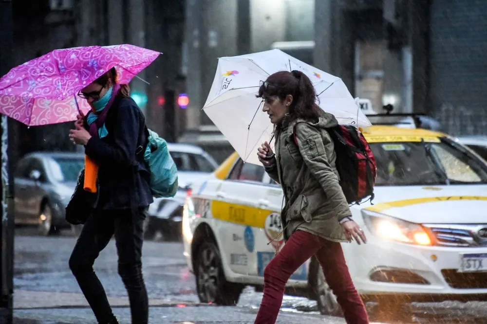 La alerta, que rige desde las 9:40, se actualizará a las 13:00 o ante cambios significativos.