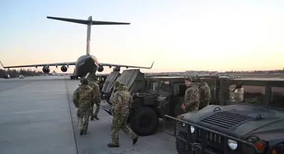 Los militares de las fuerzas militares ucranianas examinan los camiones militares del vehículo de ruedas multipropósito de alta movilidad (HMMWV) enviados desde Lituania al aeropuerto de Boryspil en Kiev