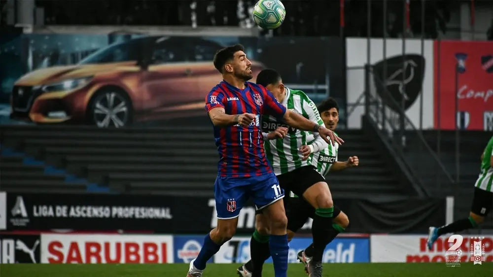 Mauricio Alonso de Central Español en acción ante Racing