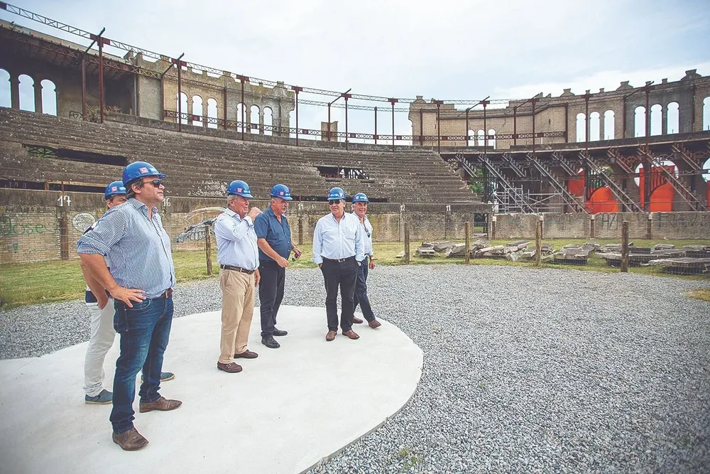 El Intendente Carlos Moreira (pantalón beige) y otras autoridades