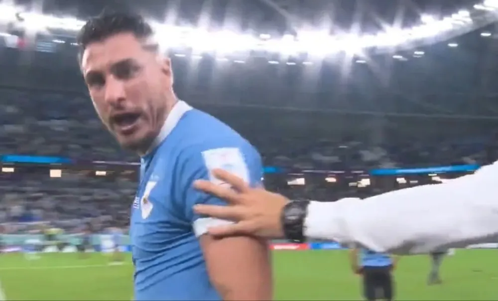 La bronca de José María Giménez porque lo estaban filmando en pleno reclamo al final del partido ante Ghana