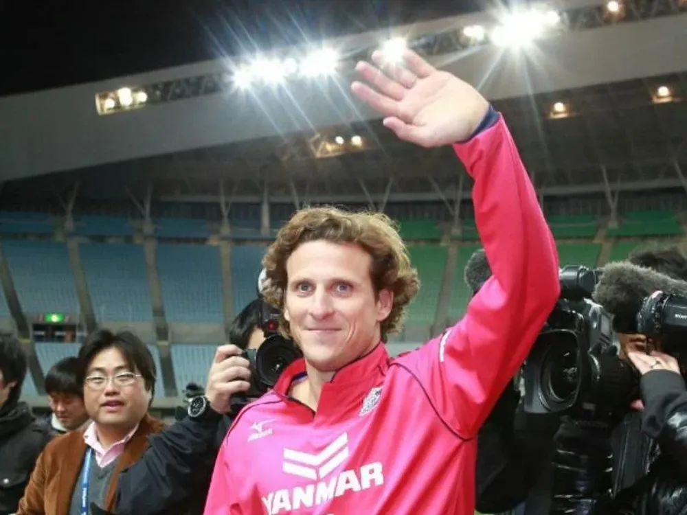 Forlán saluda a los hinchas de Cerezo