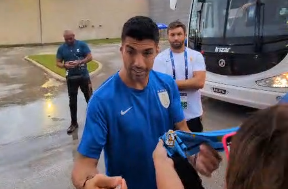 Luis Suárez junto a los hinchas bajo la lluvia