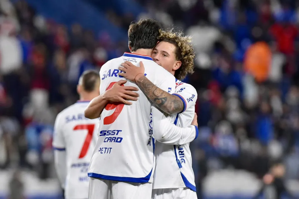 Luciano Boggio saluda a Gonzalo Petit de Nacional por sus goles ante Danubio por el Torneo Intermedio