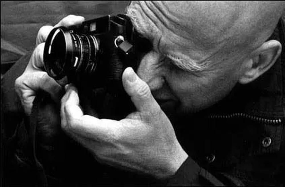 Sebastián Salgado cámara en mano