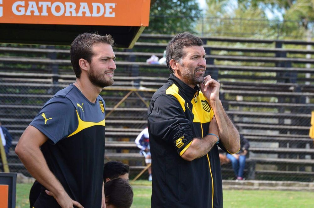 Una de las primeras experiencias de Jos&eacute; Enrique De los Santos como t&eacute;cnico de las divisiones formativas de Pe&ntilde;arol