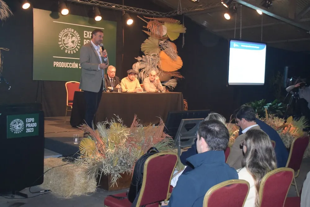 Romeo Volonté, durante su exposición en el Salón Multiespacio de la Expo Prado.