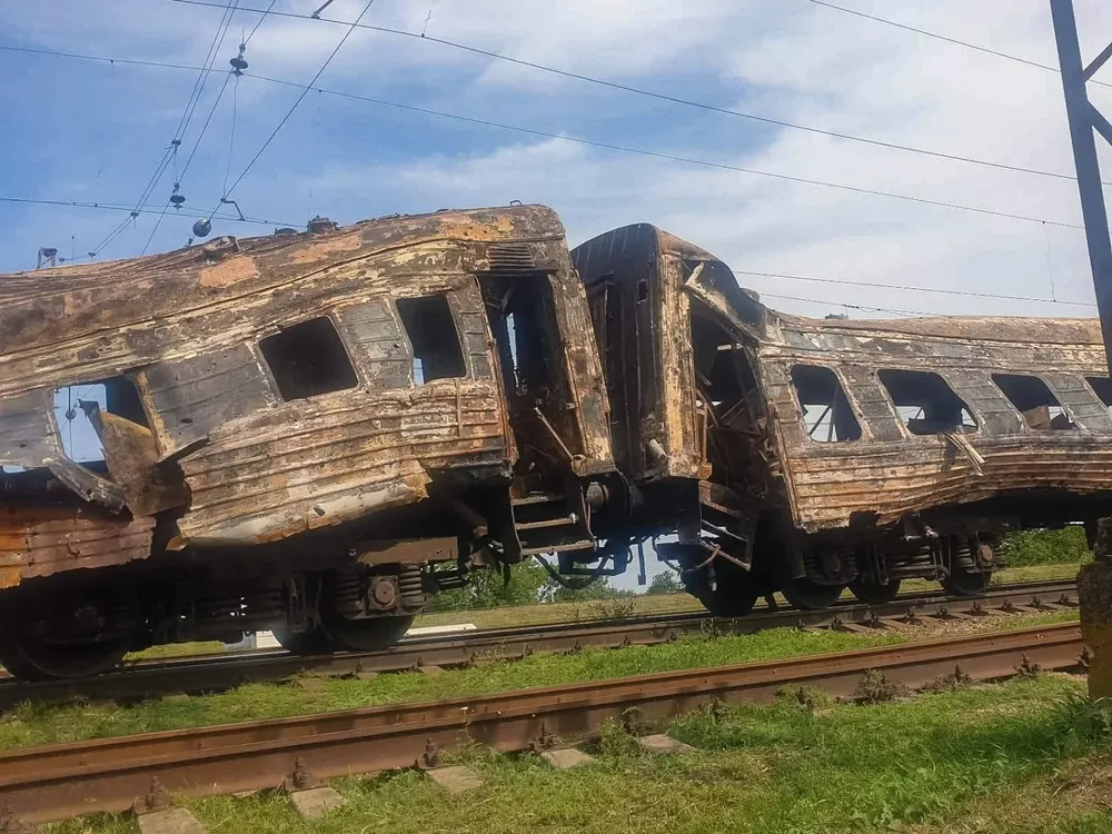 Un tren quemado después del ataque aéreo de Rusia a una estación en el pueblo de Chaplino, este de Ucrania