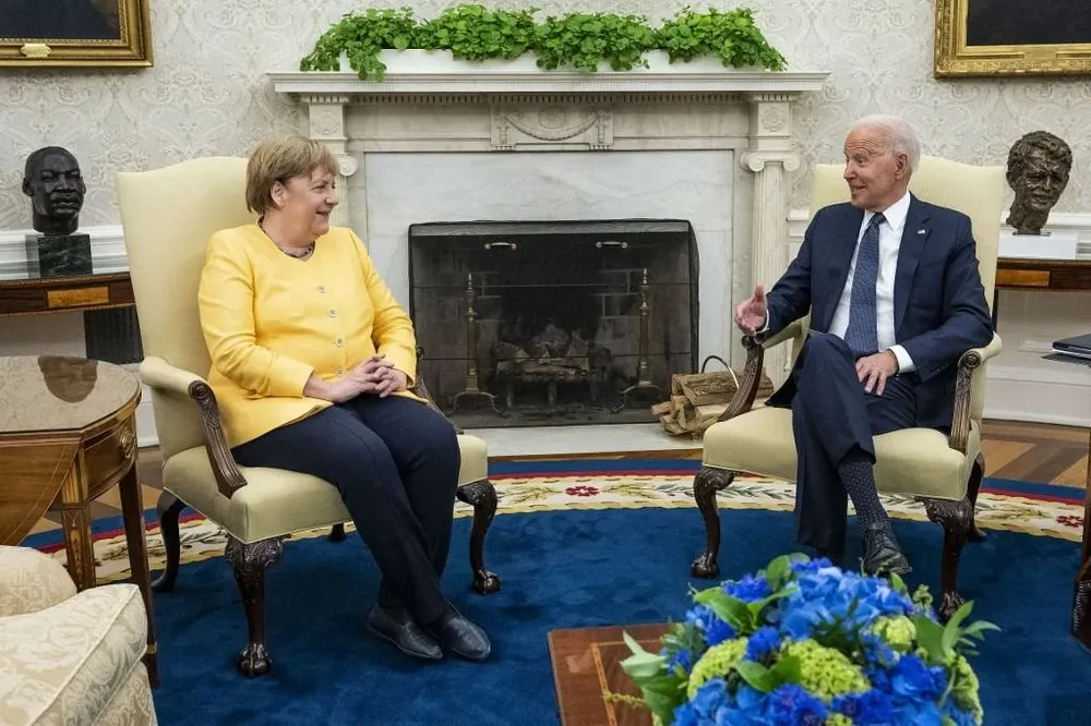 A la izquierda la canciller alemana, Angela Merkel. A la derecha el presidente estadounidense, Joe Biden
