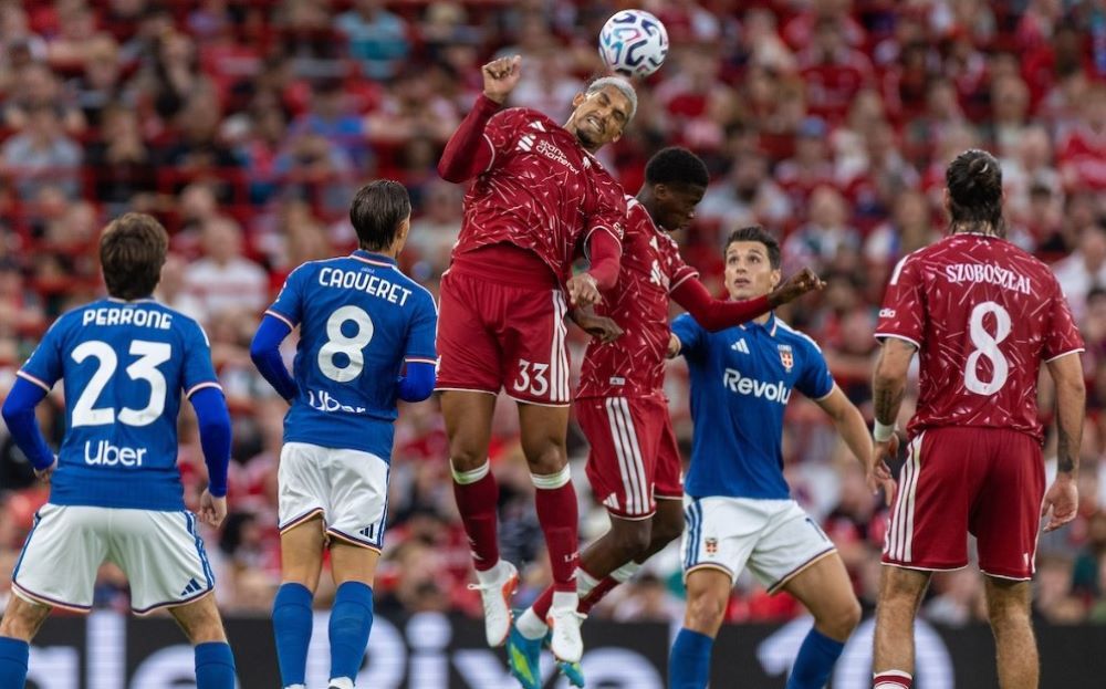Ronald Araujo gana en las alturas en su debut en Liverpool de Inglaterra en un amistoso ante Como de Italia