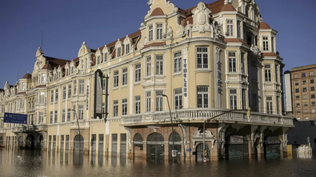 Una calle inundada en el centro histórico de Porto Alegre, estado de Rio Grande do Sul, Brasil