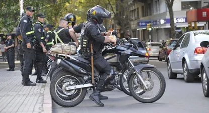 policias salen a la calle a controlar que no haya concentraciones de personas