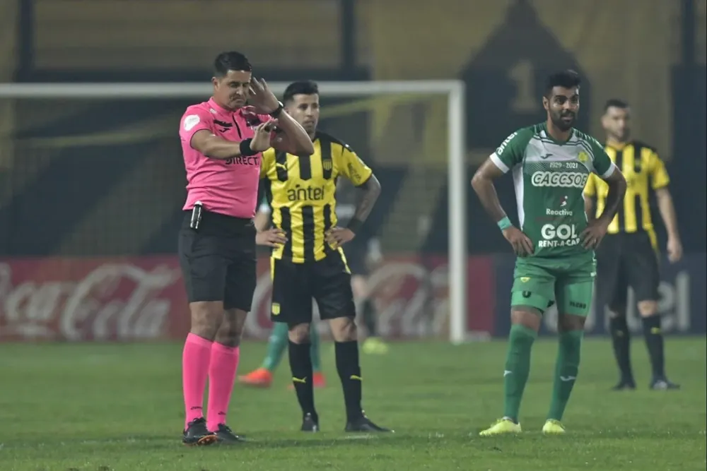 Fuentes espera que le anuncien si hubo offside o no