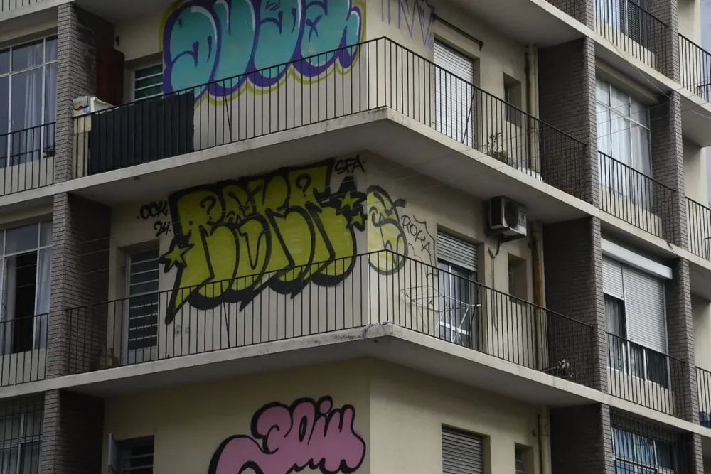 Edificio grafiteado de las calles Mercedes y Vázquez
