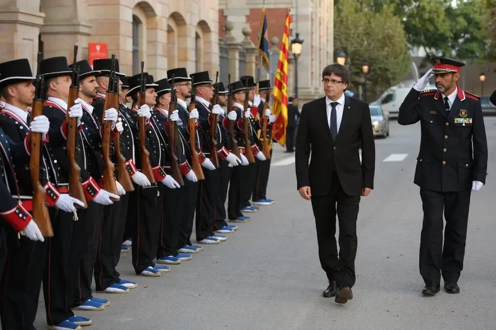 Rajoy busca controlar a los Mossos dEsquadra y cesar a Carles Puigdemont.