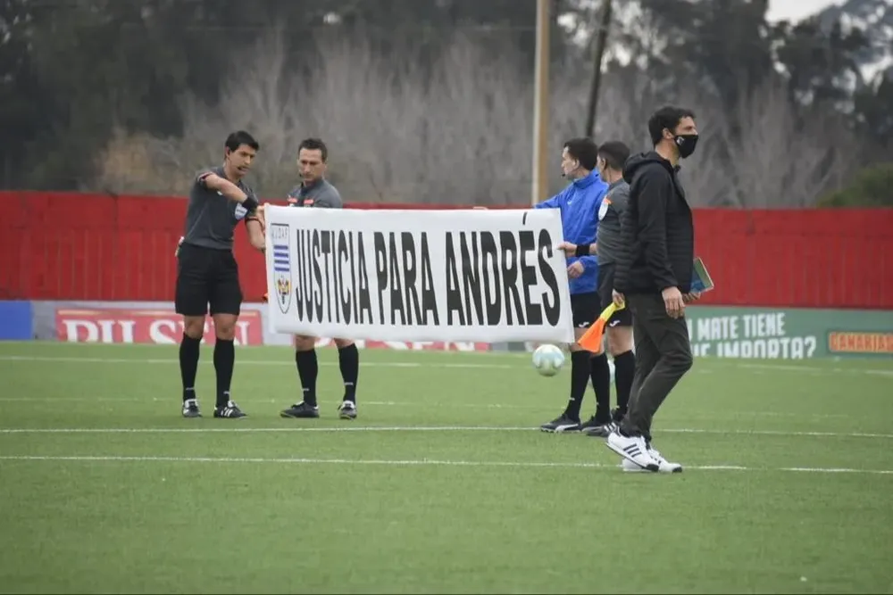 En reiteradas oportunidades los jueces del fútbol uruguayo salieron a los partidos con pancartas para pedir justicia por el exjuez de línea