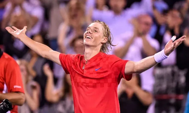 Denis Shapovalov celebra su triunfo ante Nadal