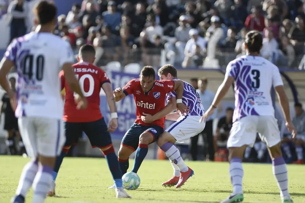 Partido con ocho goles en el Capurro: 4-4 Fénix y Nacional