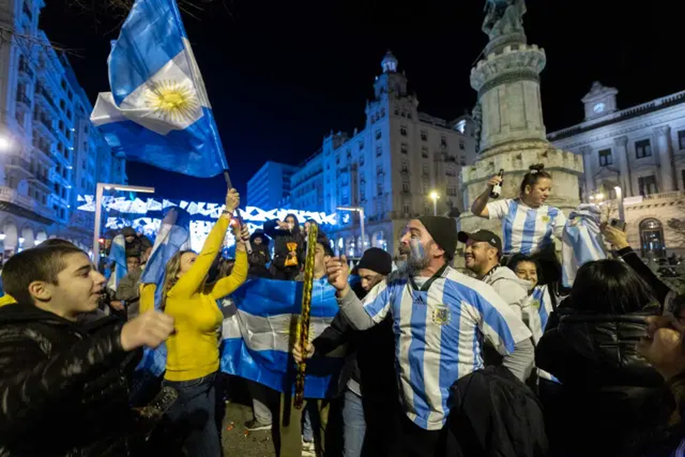 Argentinos en España celebran el triunfo de Argentina en la copa del mundo.