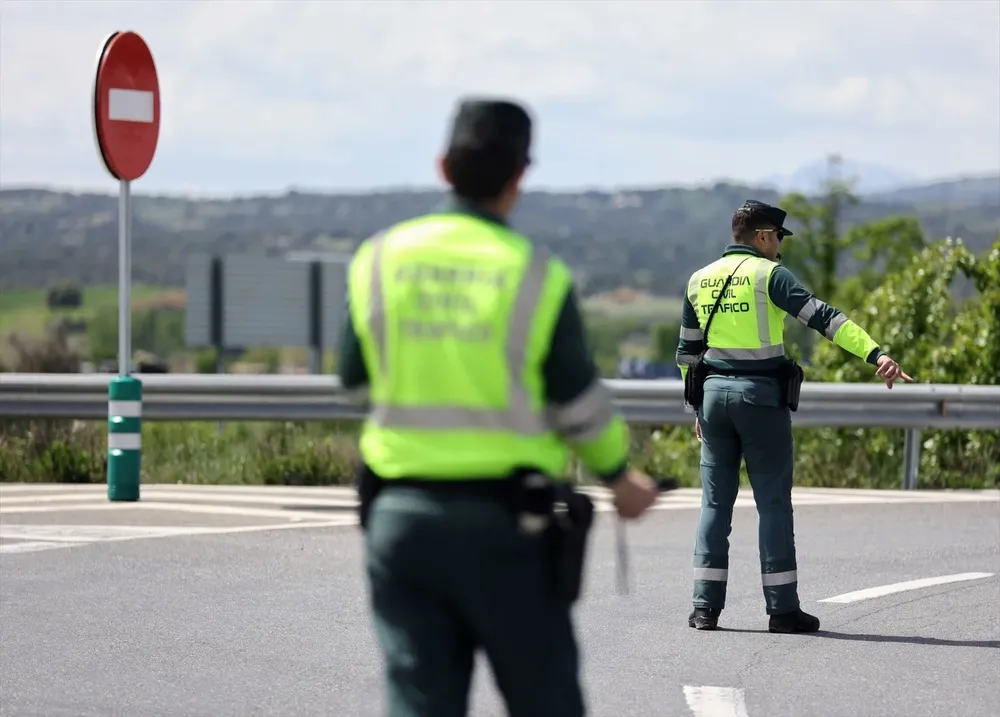 Dos agentes de la Guardia Civil en un control de tráfico