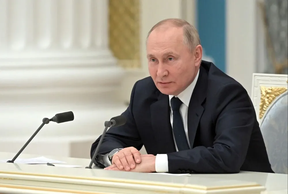 El presidente ruso Vladimir Putin trabaja este lunes en la respuesta económica a las duras sanciones occidentales contra Rusia por la invasión a Ucrania