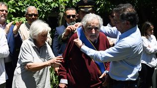 José Mujica junto a Gustavo Petro y Lucía Topolansky