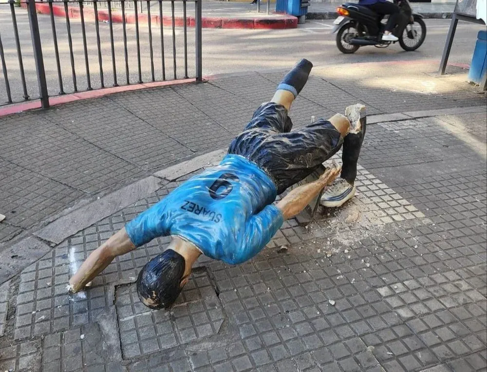 Así quedó la estatua de Luis Suárez en Salto luego de los festejos de los hinchas de Peñarol por su 131 aniversario